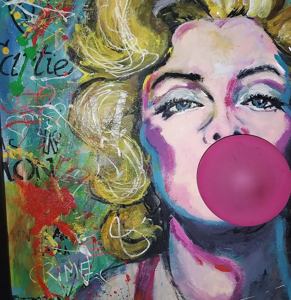 Ritratto Pop Art femminile multicolore di RO5 con bolla di gomma rosa